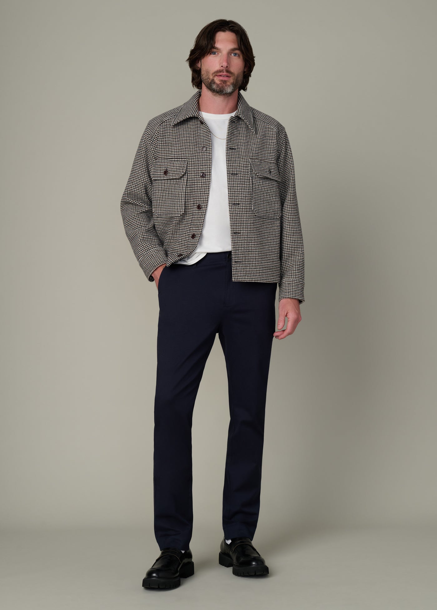 Slim Chino Pants in True Navy, tailored fit with smooth fabric – classic and comfortable men's chinos