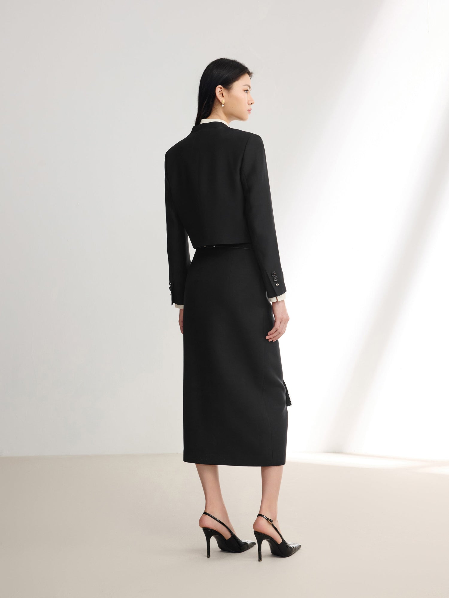 Subtle Shoulder Embroidery Blazer | Black