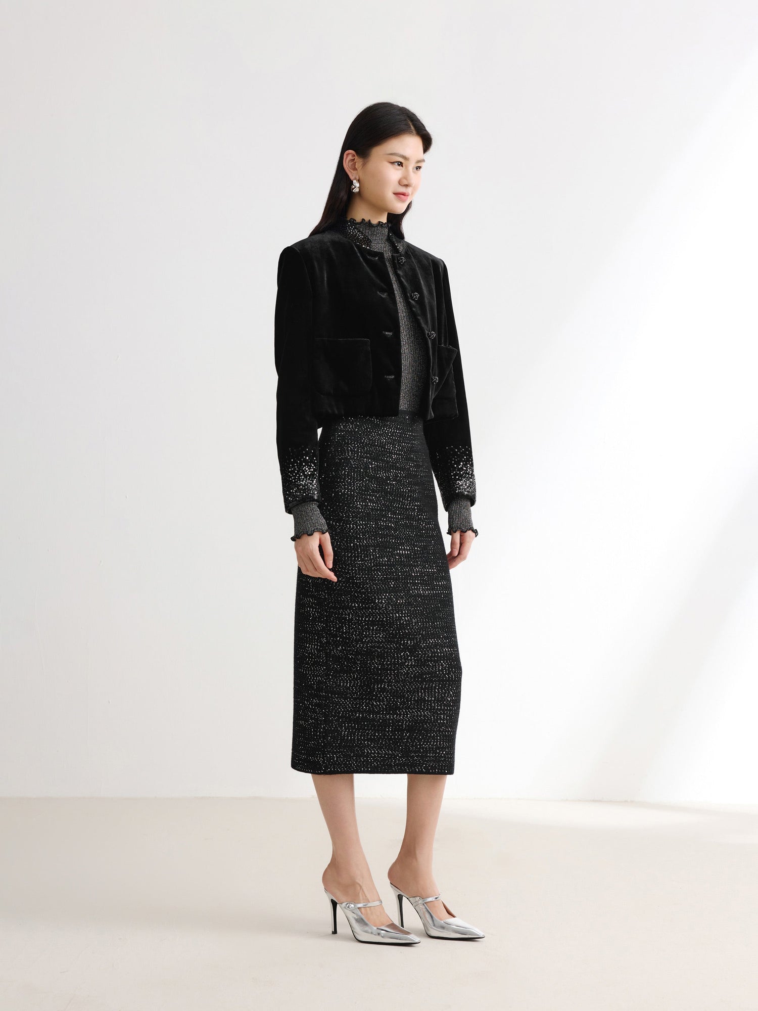 Button Closure Velvet Cropped Blazer | Black