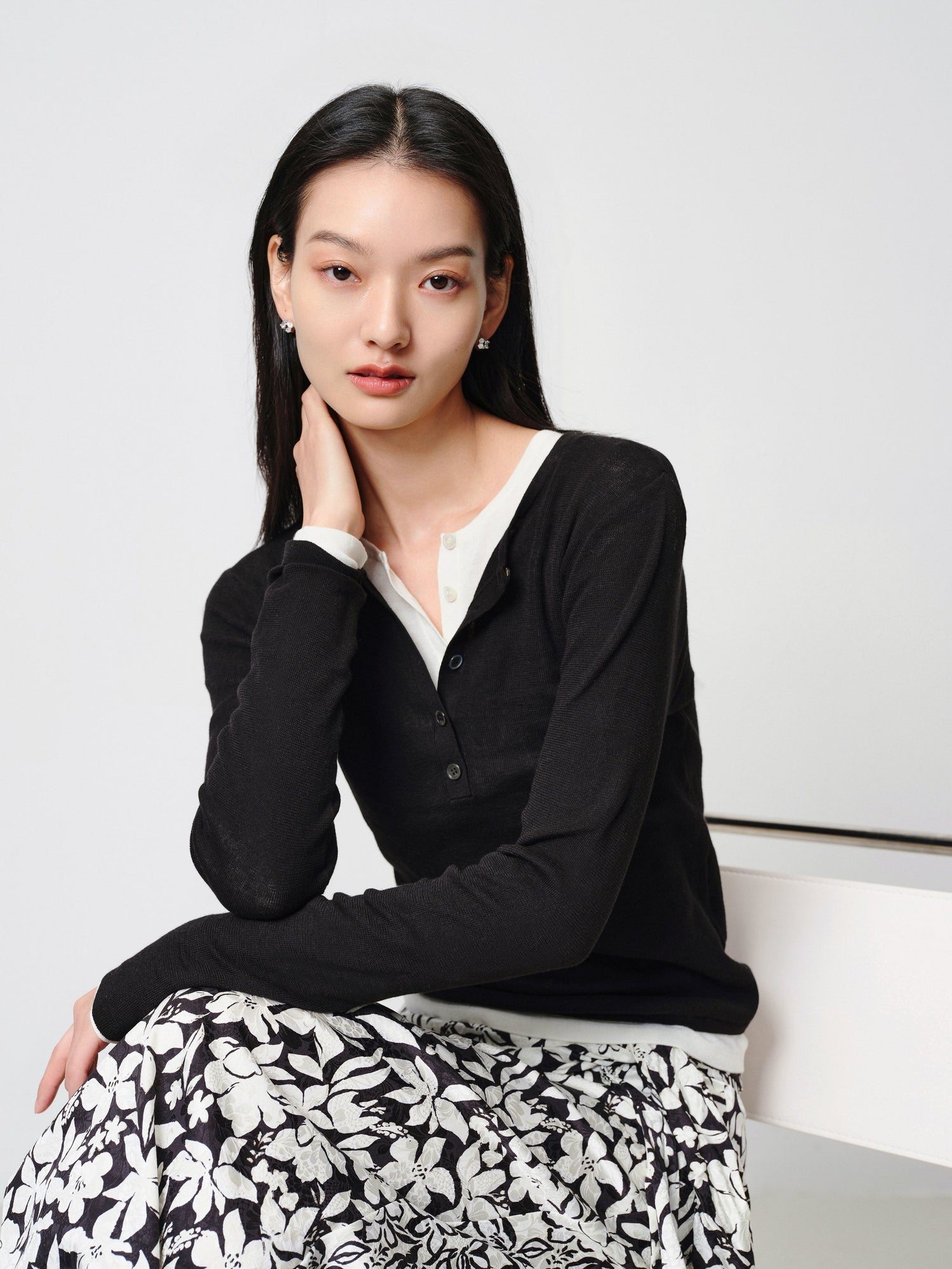Slim round neck knit base sweater | Black