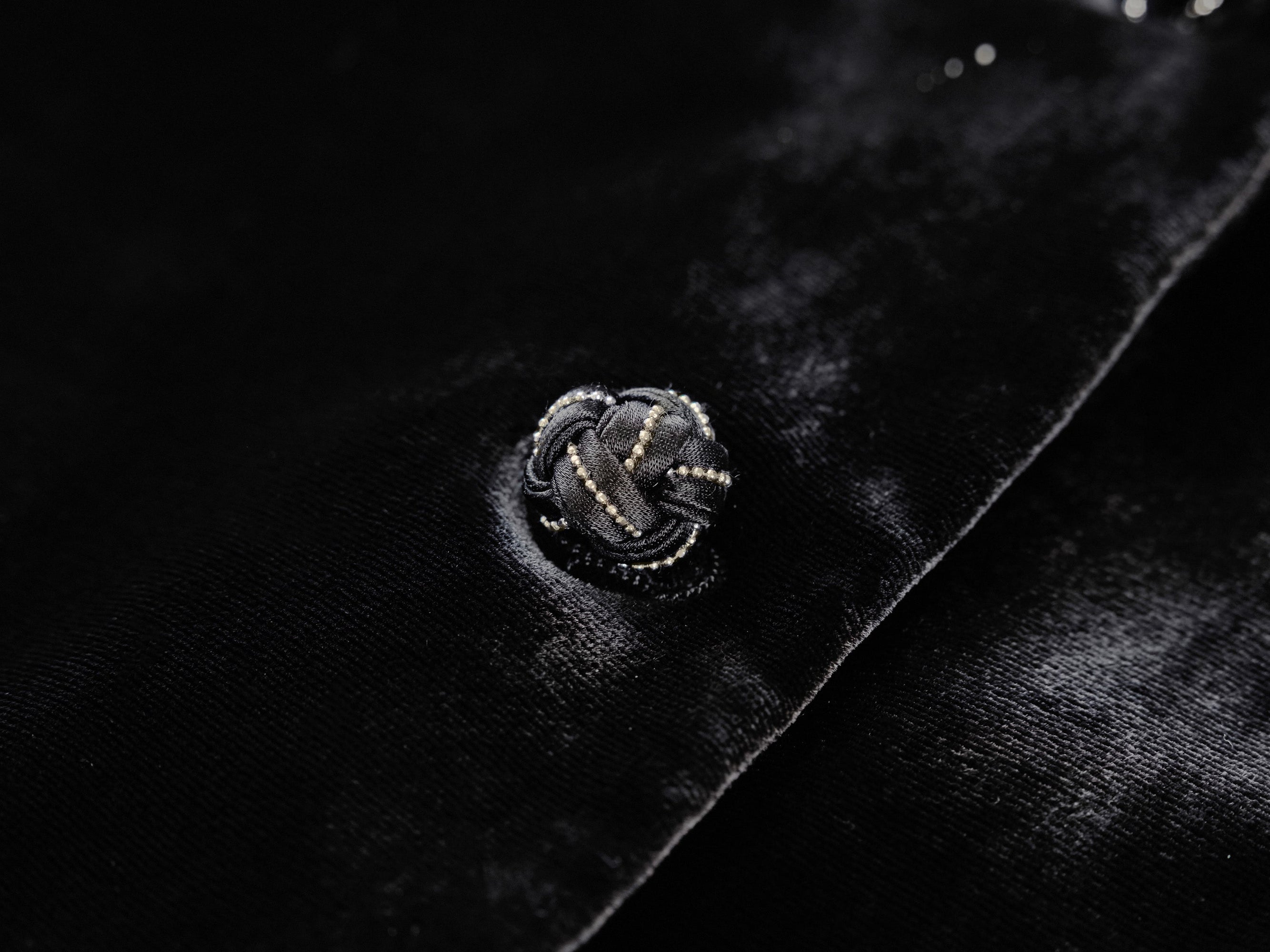 Button Closure Velvet Cropped Blazer | Black
