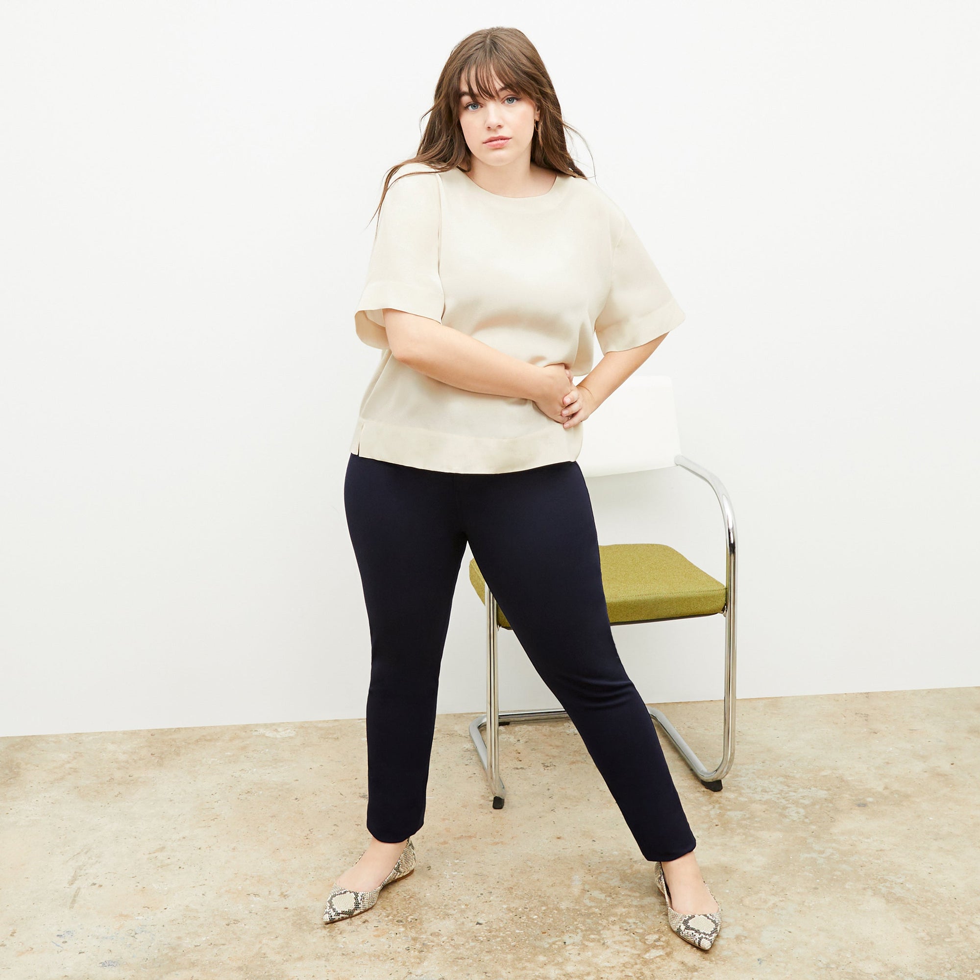 Front image of a woman standing wearing the Hockley pant easy cotton in Black | Exclude
