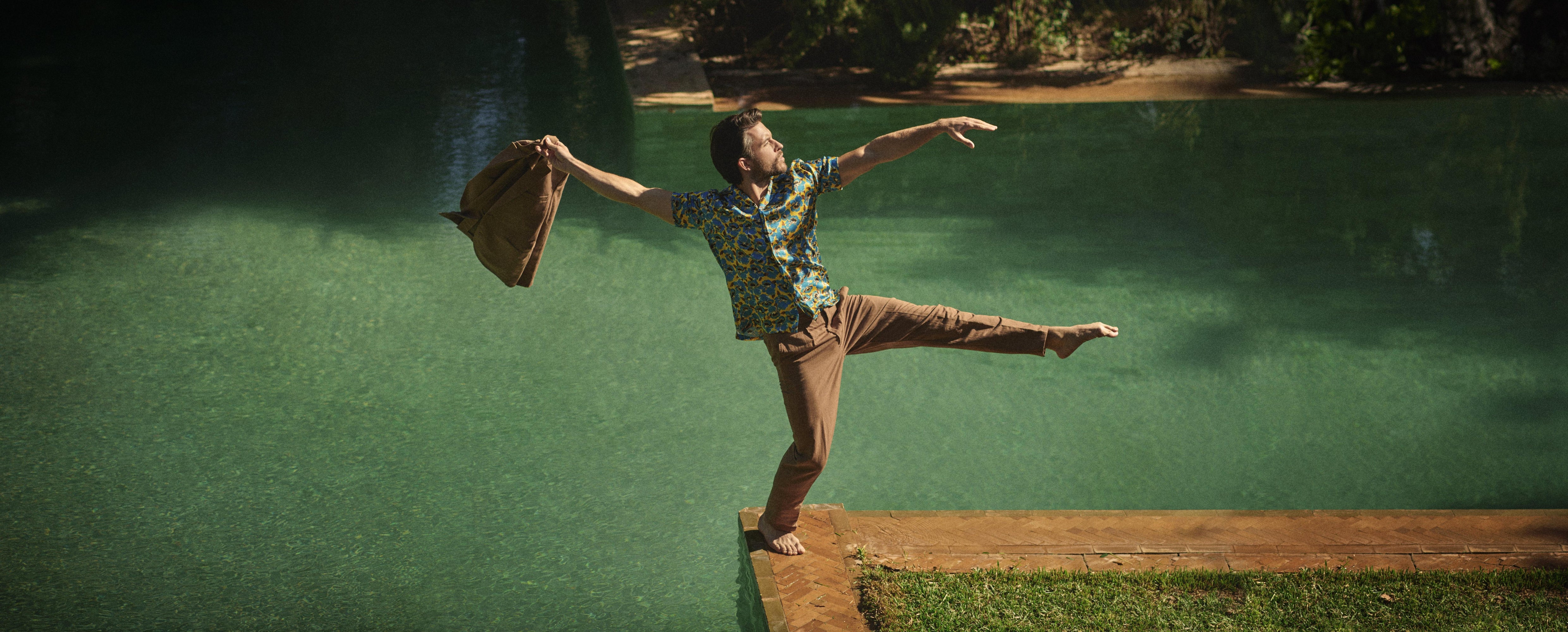 Carsyn Slim Fit Tapered Cotton-Linen Trousers Woven In Italy in Cinnamon Coffee colour | Cinnamon Coffee