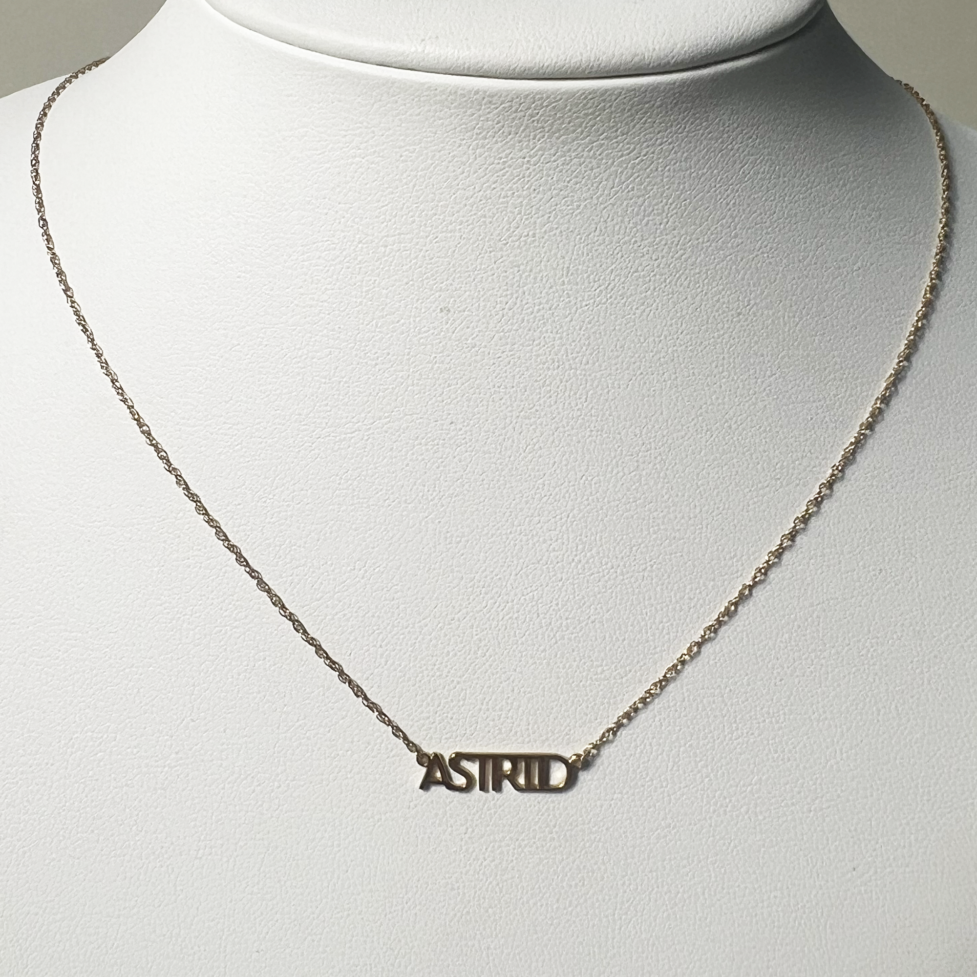 10K Yellow Name Necklace - Astrid | 10K Yellow Gold